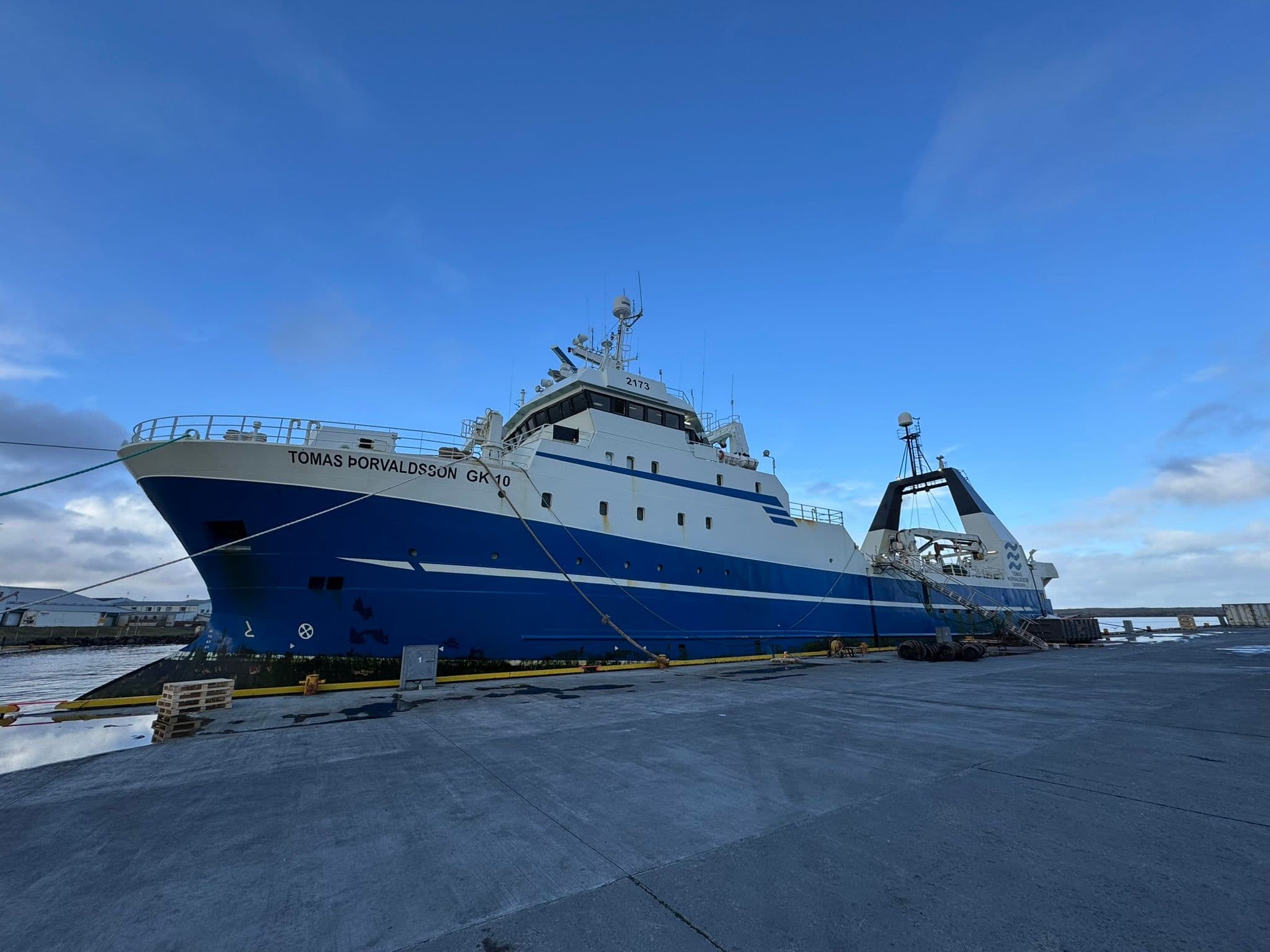 The freezing trawler Tómas Þorvaldsson implements Alda on board